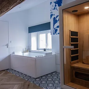 https://suite-saphir-jacuzzi-sauna.hotels-rhonealpes.com